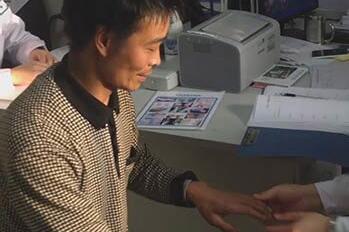 医生为患者检查手部症状,患者手指微变形 医生为患者检查手部症状,患者手指微变形