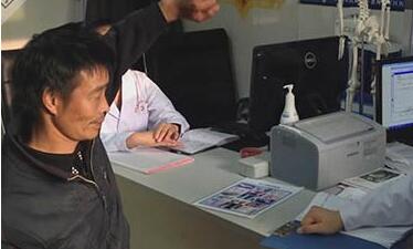 经过一个疗程治疗后,患者已经能够抬起胳膊 经过一个疗程治疗后,患者已经能够抬起胳膊